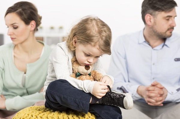 После развода родителей ребенок может остаться либо с отцом, либо с матерью